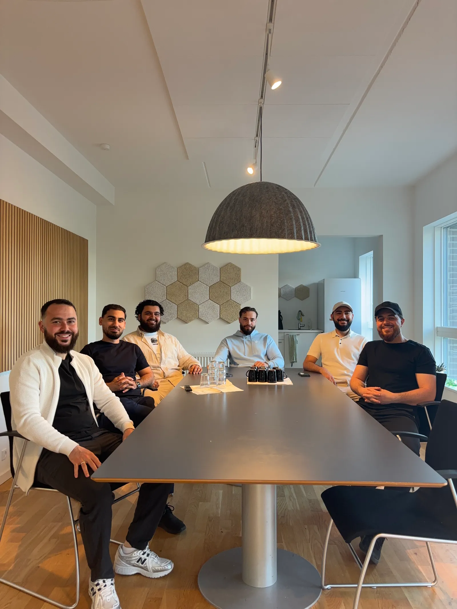 QASIMs bestyrelse samlet om mødebordet