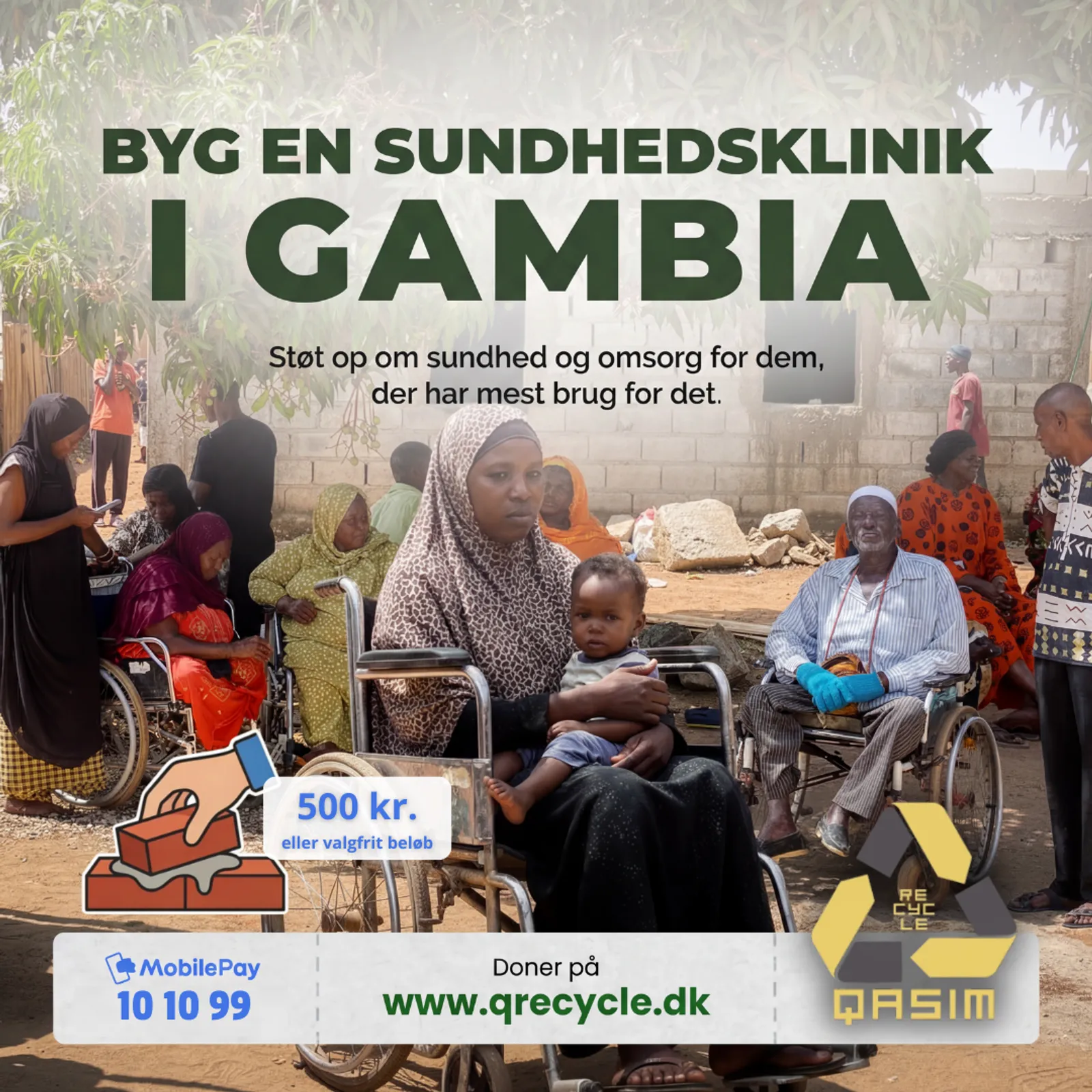 Kampagnen 'Byg en sundhedsklinik i Gambia' med mor og barn i kørestol foran byggepladsen